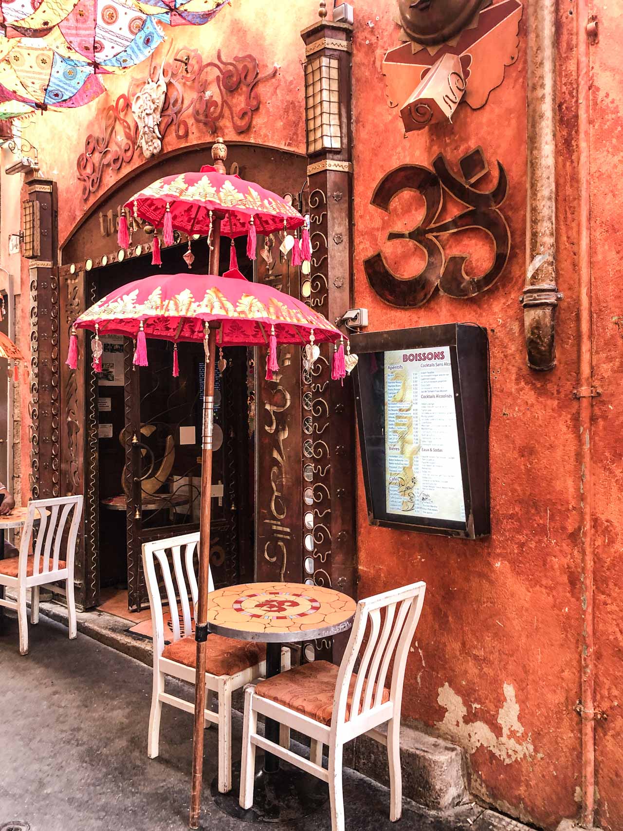 Romantische Dekoration in indischem Nizza Restaurant