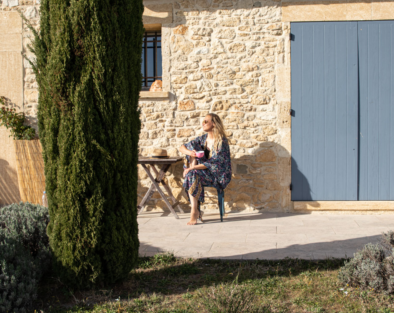 Kimono in der Provence beim Kaffee am Morgen im Sitzen