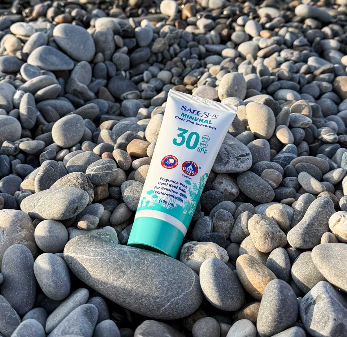 Safe Sea mineralische Sonnencreme mit Quallenschutz und LSF 30 am Steinstrand von Nizza