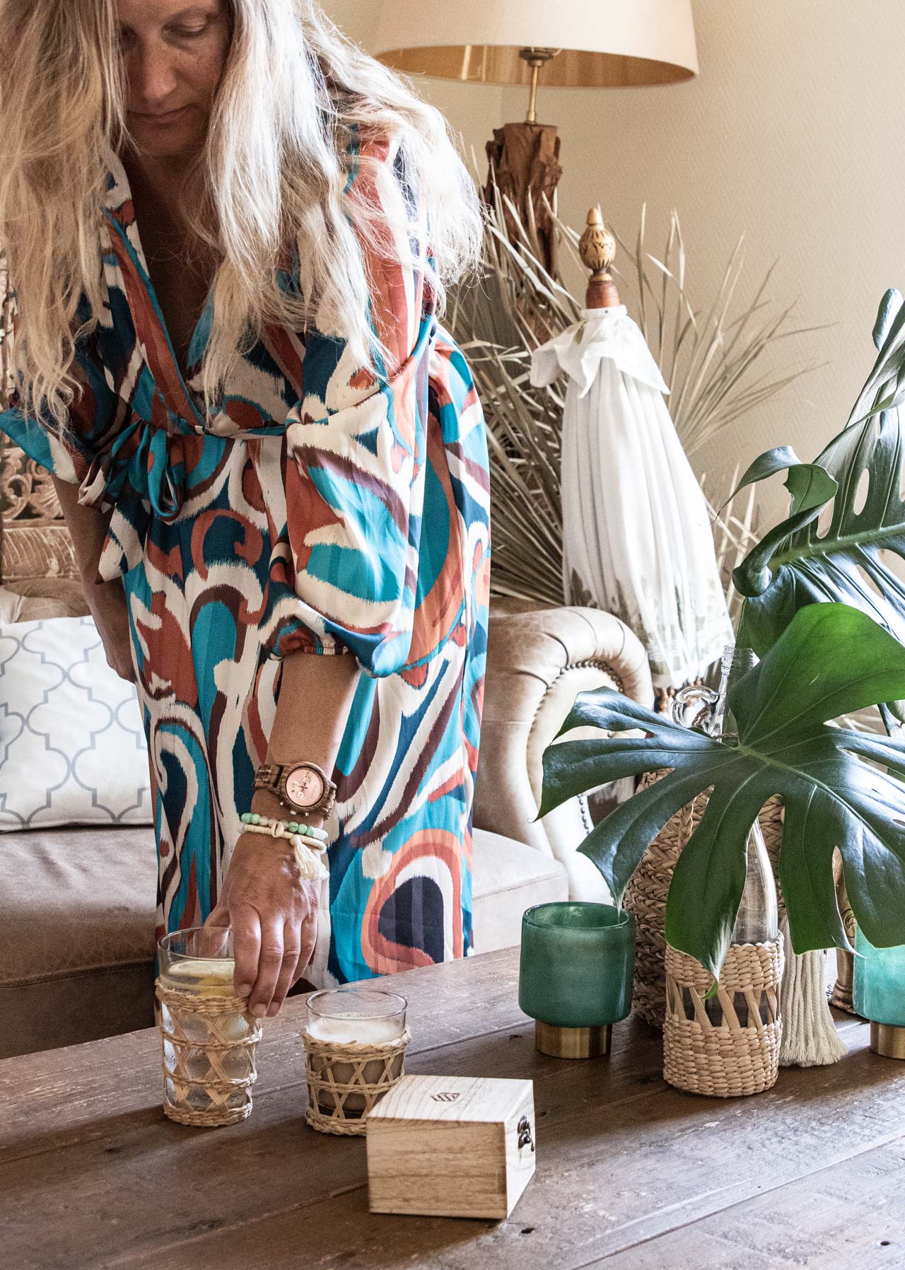 Zeitgeist-Living-Holzhütte-Holzuhr-und-Boho-Style