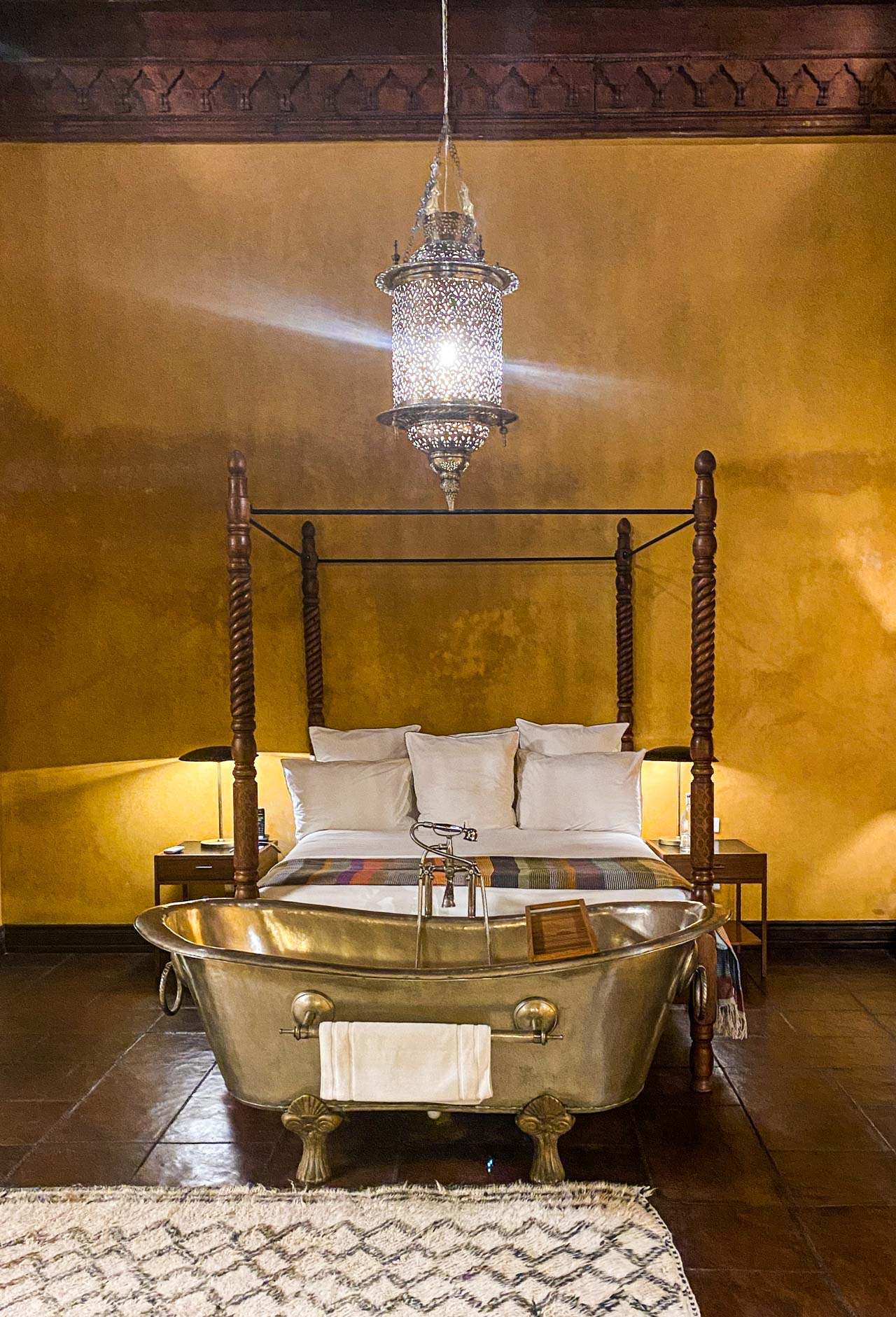 Zimmer im Riad El Fenn in Marrakesch mit Badewanne, Bett und marokkanischer Lampe