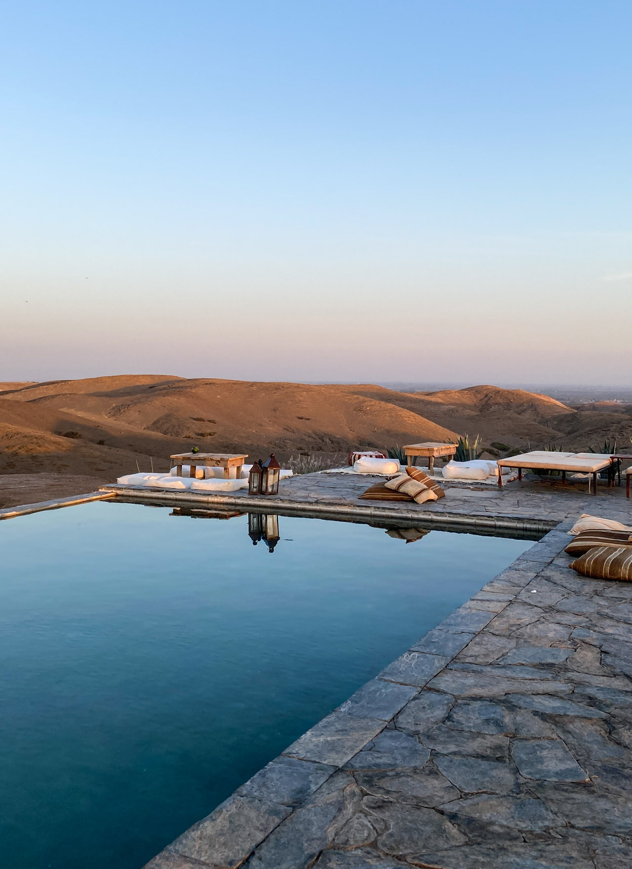 nfinity Pool der White Camel Lodge mit Blick auf Hügel der Agafay Wüste