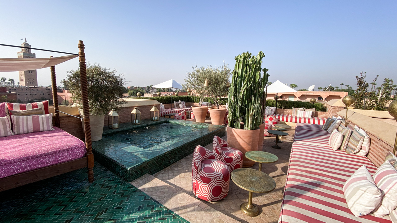 Kleines Wasserbecken im Lounge-Bereich der El Fenn Rooftop Bar Marrakesch mit Blick auf die Moschee
