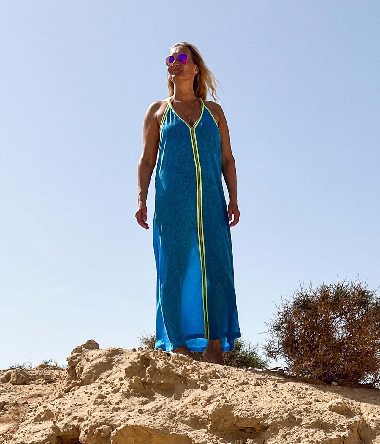 Zeitgeist Living im blauen Pitusa Sundress in sommerlicher Dünenlandschaft