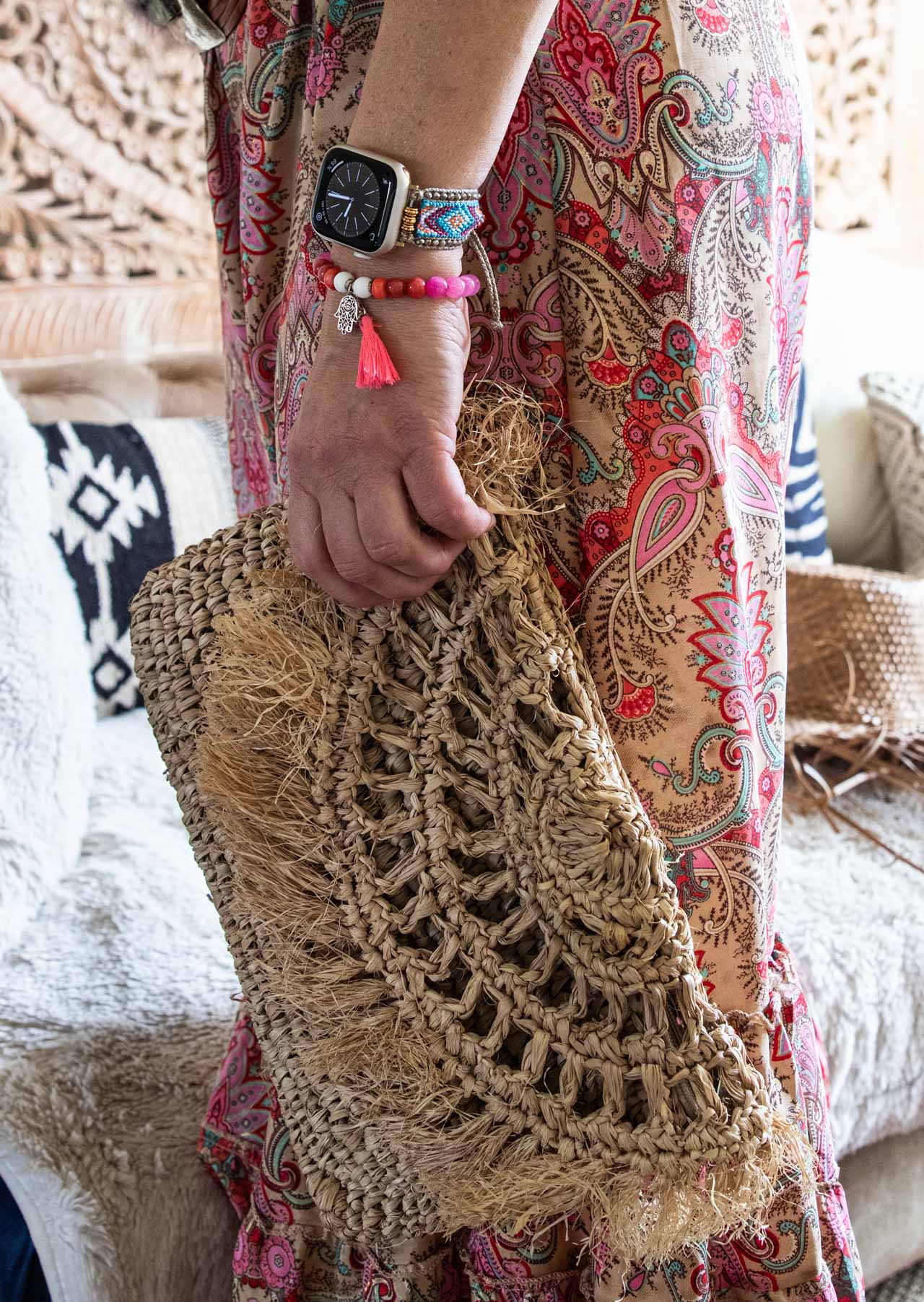 Boho Apple Watch Armband am Handgelenk getragen, kombiniert mit anderen Boho Accessoires