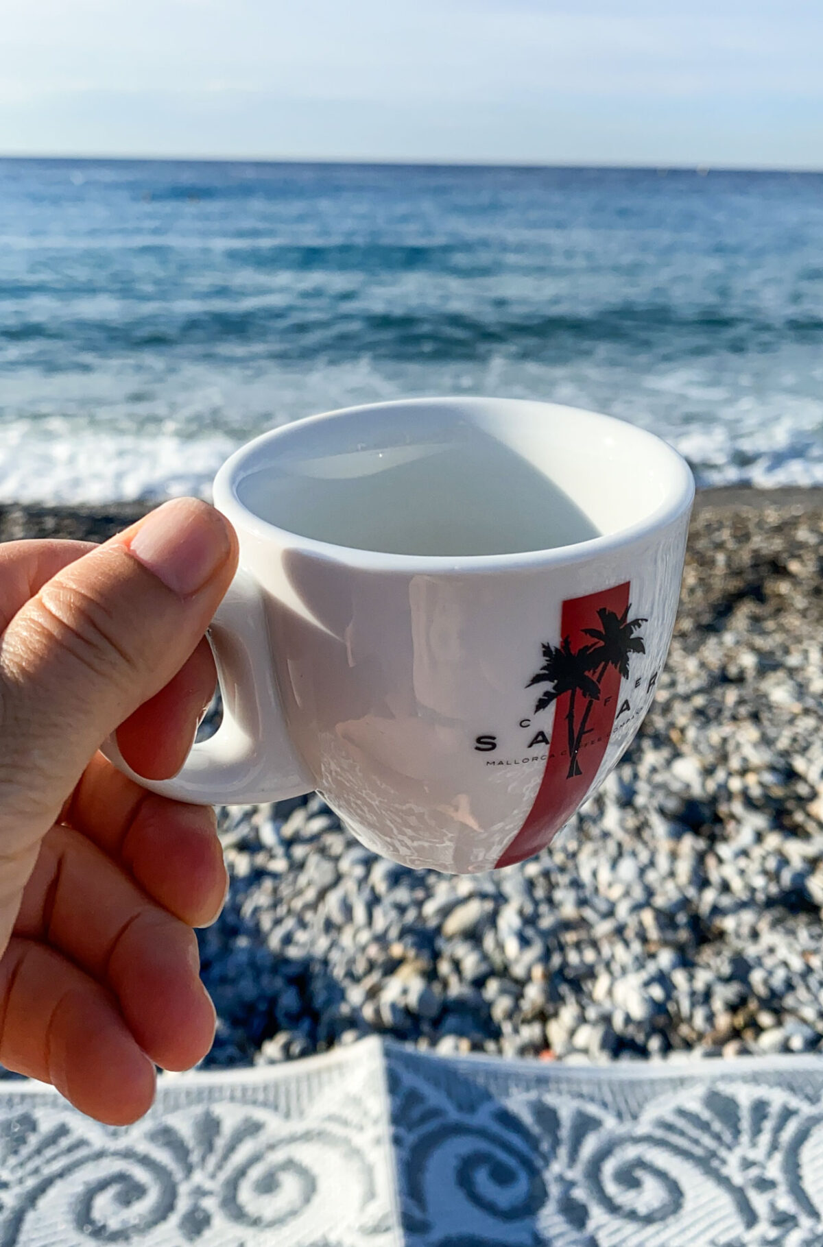 Morgen-Kaffee am Strand von Nizza