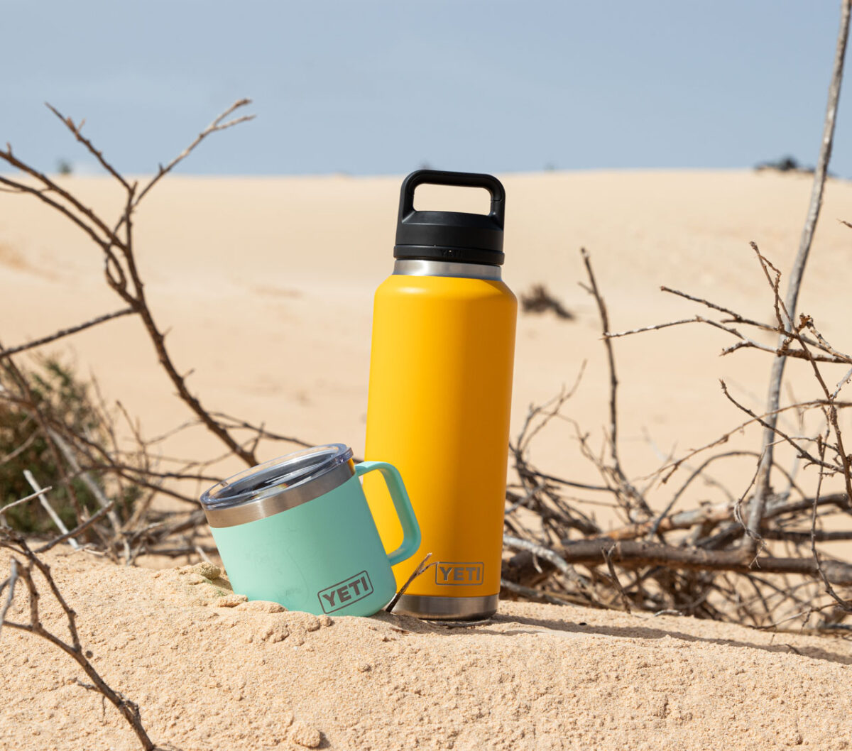 Yeti Rambler Warmhaltetasse und Yeti Tumbler Bottle in der Wüste