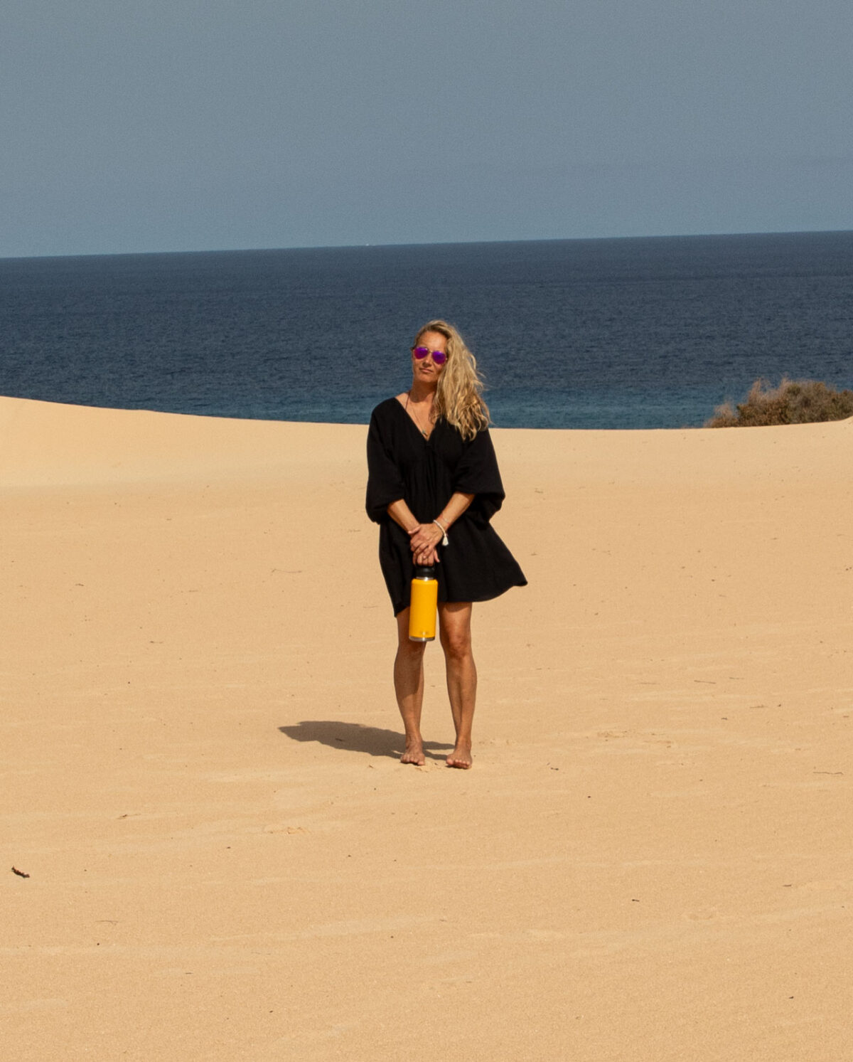 Frau im Sand vor Meer mit Yeti Tumbler Bottle