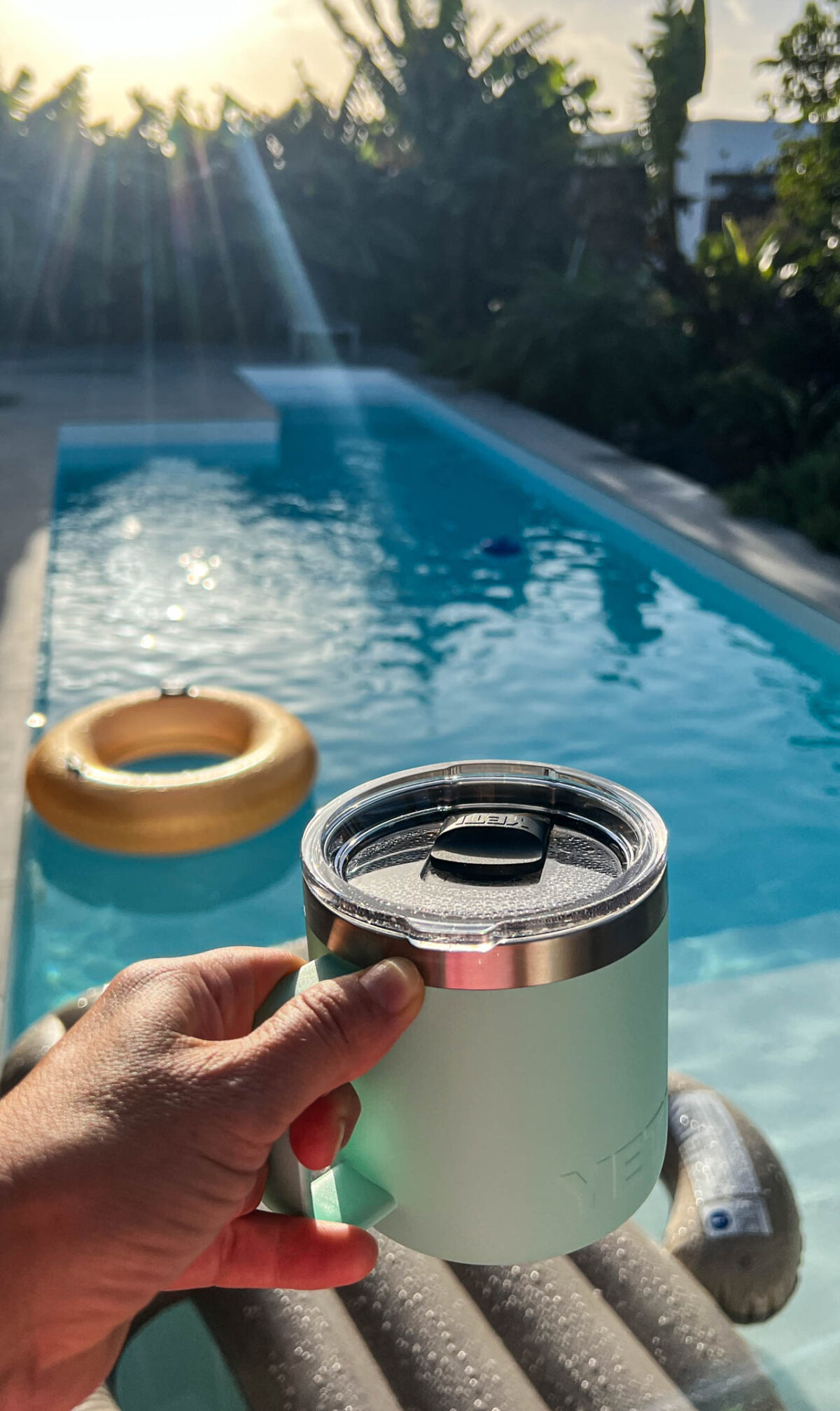 Türkise Yeti Rambler Warmhaltetasse am Poolrand