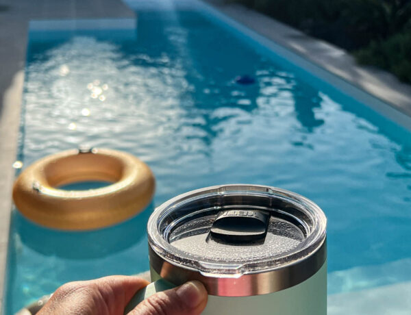 Türkise Yeti Rambler Warmhaltetasse am Poolrand