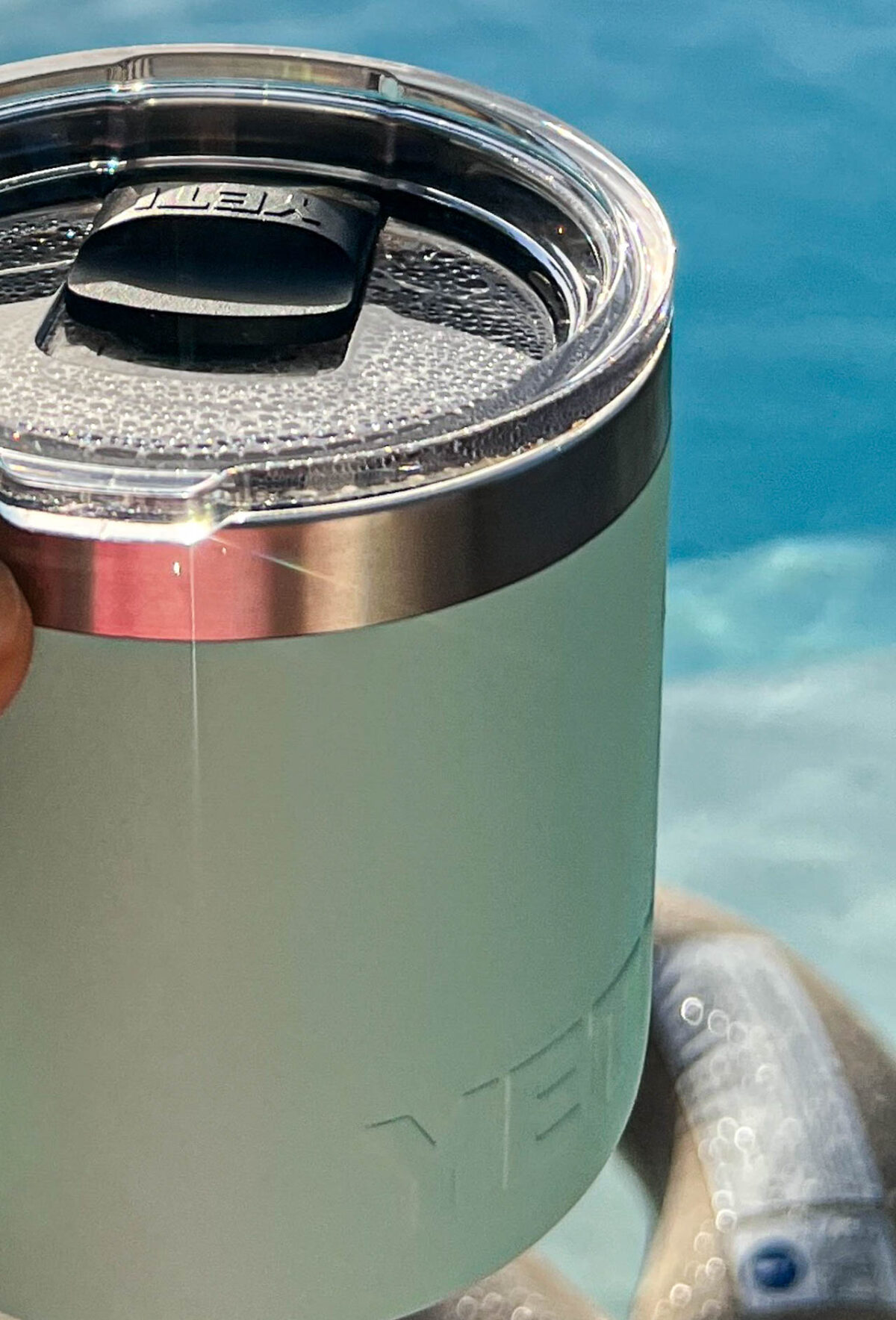 Nahaufnahme der Yeti Rambler Warmhaltetasse mit Deckel am Pool