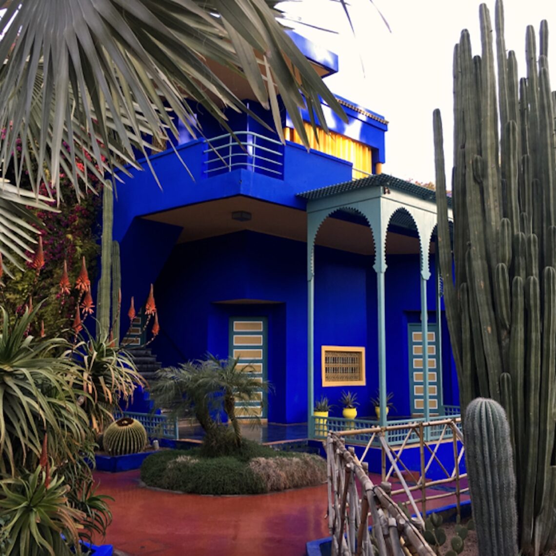 Palmen, Kakteen und blaues Haus im Jardin Majorelle in Marrakesch 2016