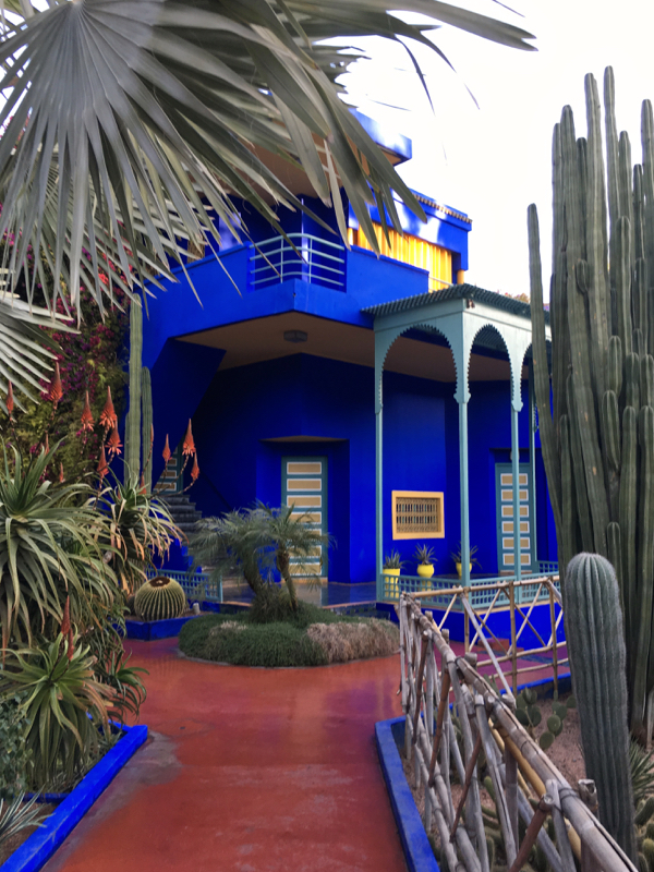 Blaues Haus mit Palmen im Jardin Majorelle in Marrakesch 2016