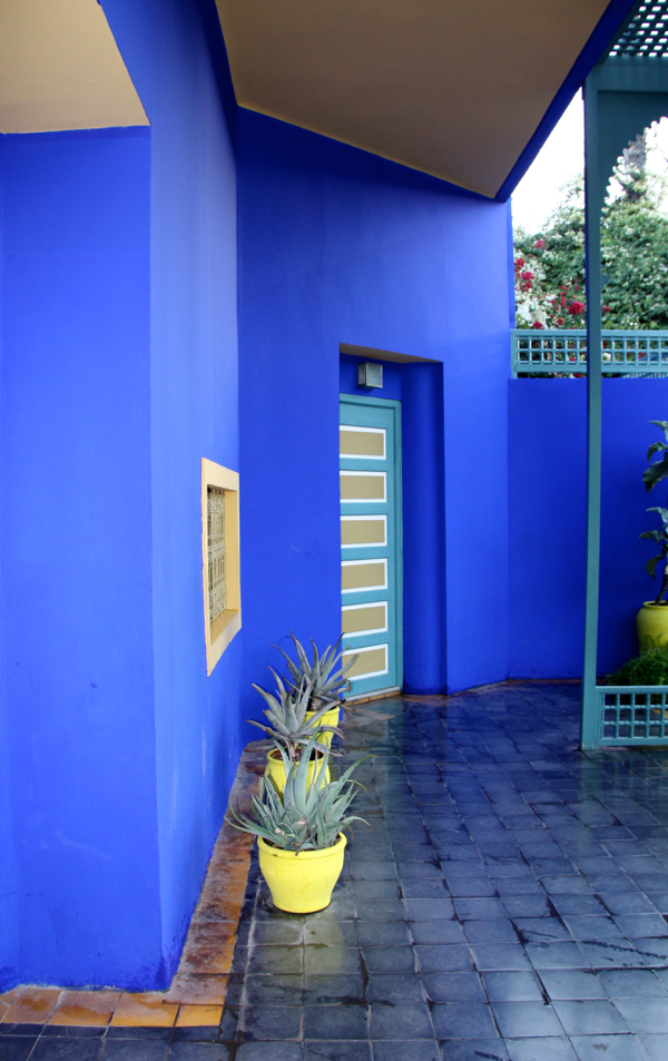 Hauseingang in Blau und Gelb im Jardin Majorelle in Marrakesch 2016