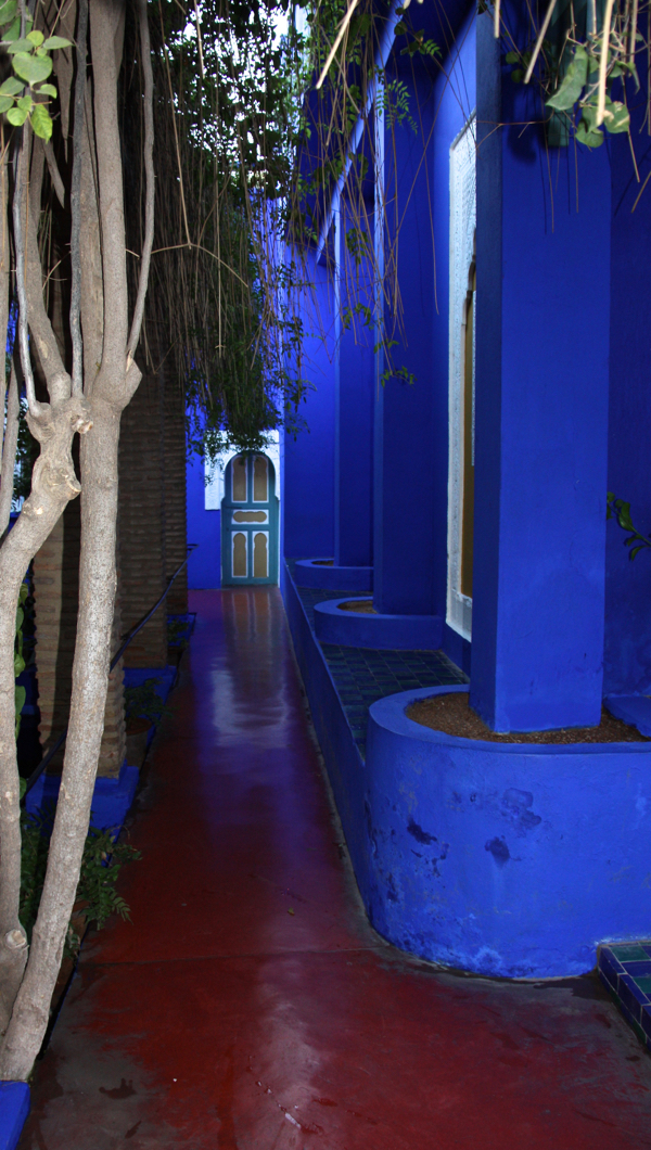 Blaue Hausfassade mit Tür im Jardin Majorelle in Marrakesch 2016