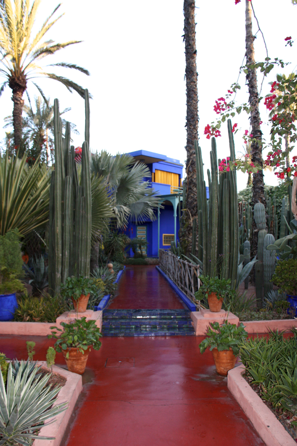 Roter Weg vor blauem Haus im Jardin Majorelle in Marrakesch 2016