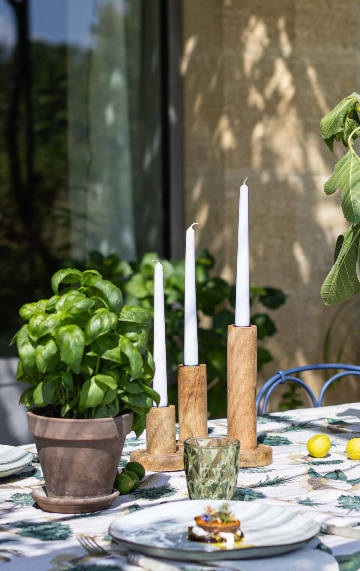 Frühlingshafte Tischdeko Dekoria Basilikum Holzkerzenständer Teller Süßkartoffel Wasserglas