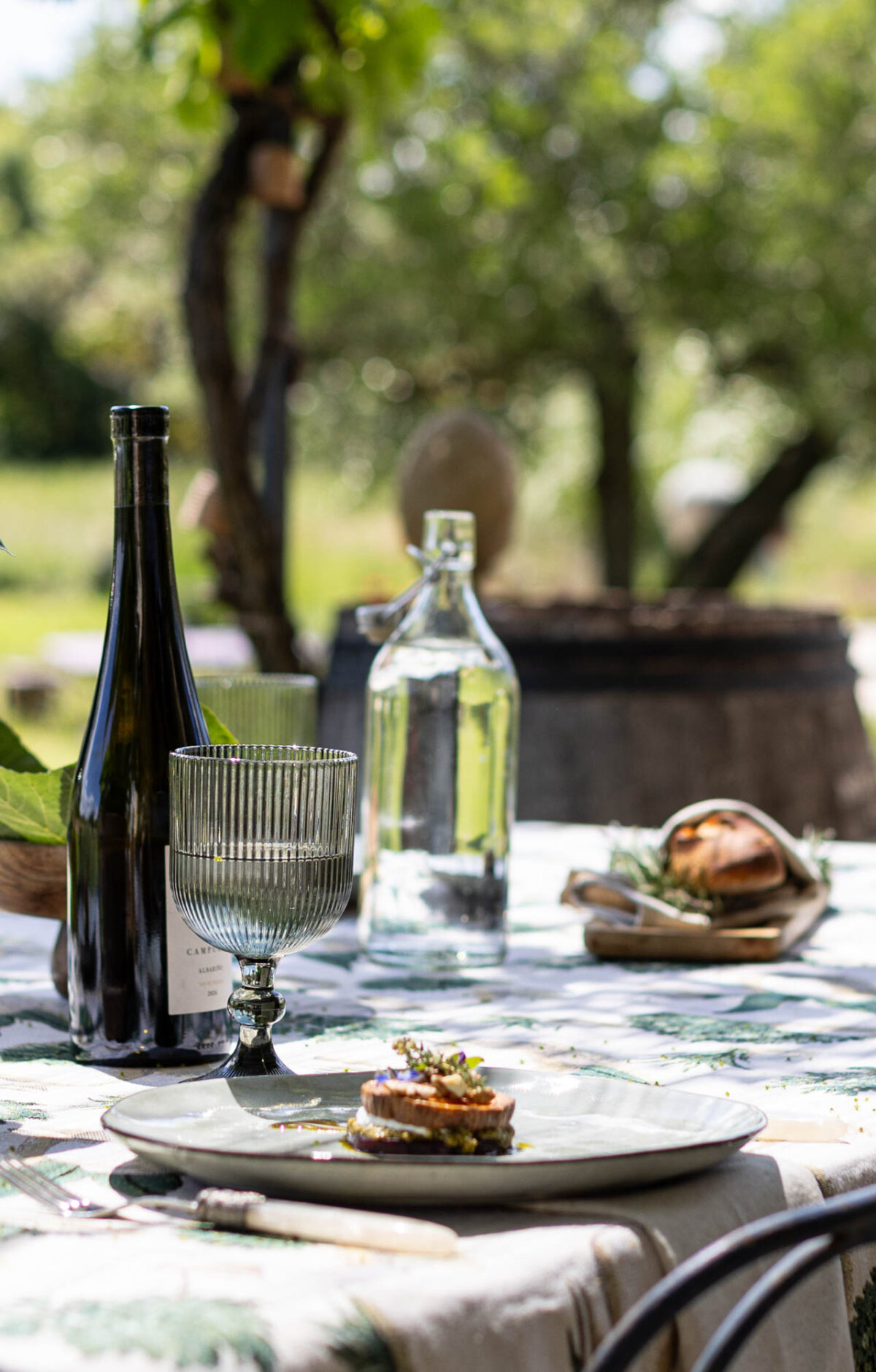 Frühlingshafte Tischdeko Dekoria Teller Süßkartoffel Kürbistürmchen Glas Baguette Wasserflasche