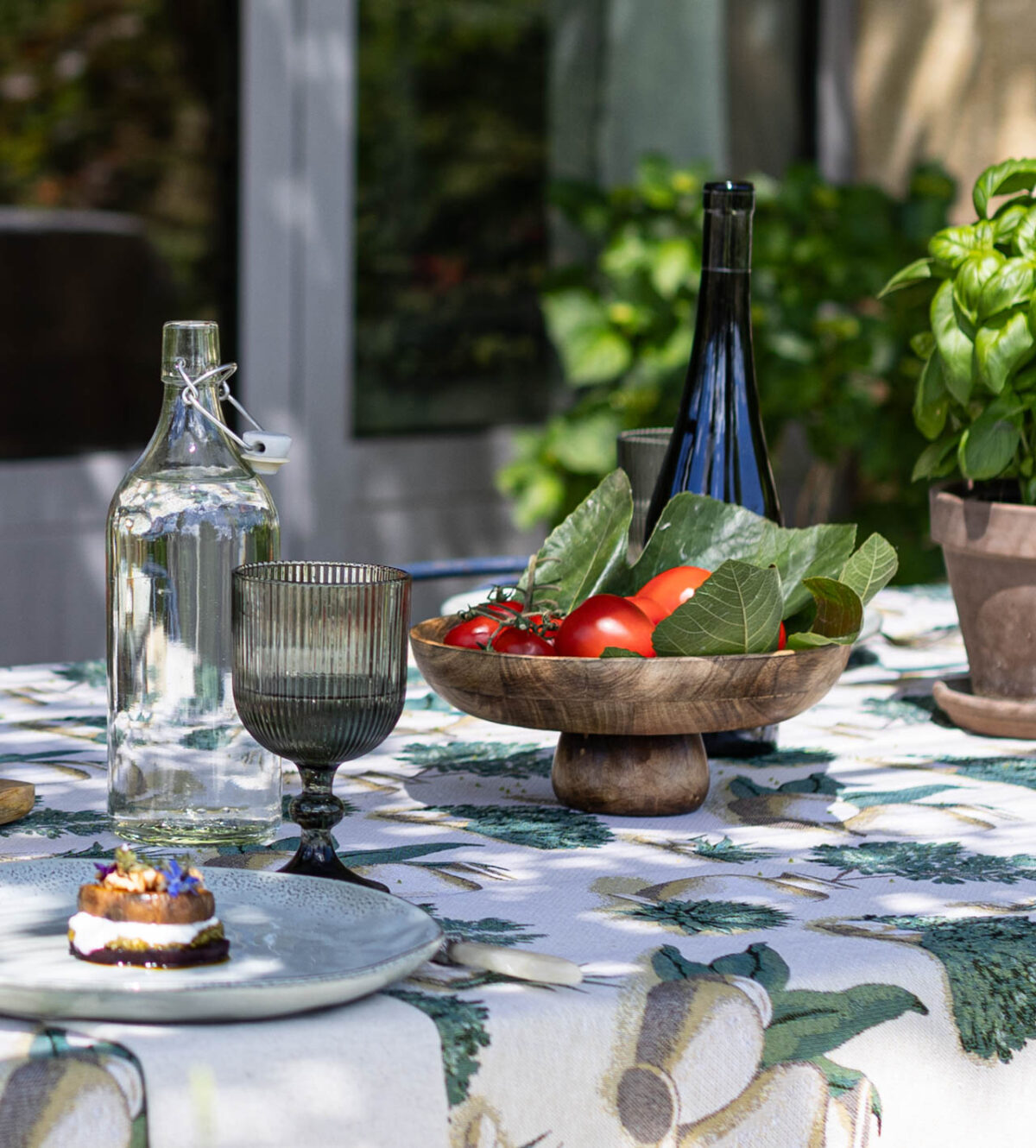 Frühlingshafte Tischdeko Dekoria Holzschale Weinblätter Tomaten Intenso Premium Tischdecke