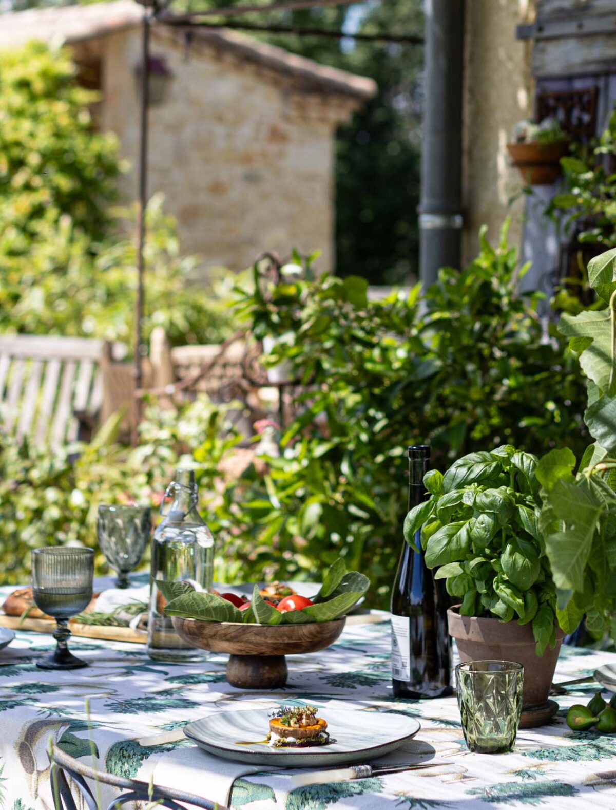 Frühlingshafte Tischdeko Dekoria Teller Süßkartoffel Holzschale Tomaten Wasserglas Garten