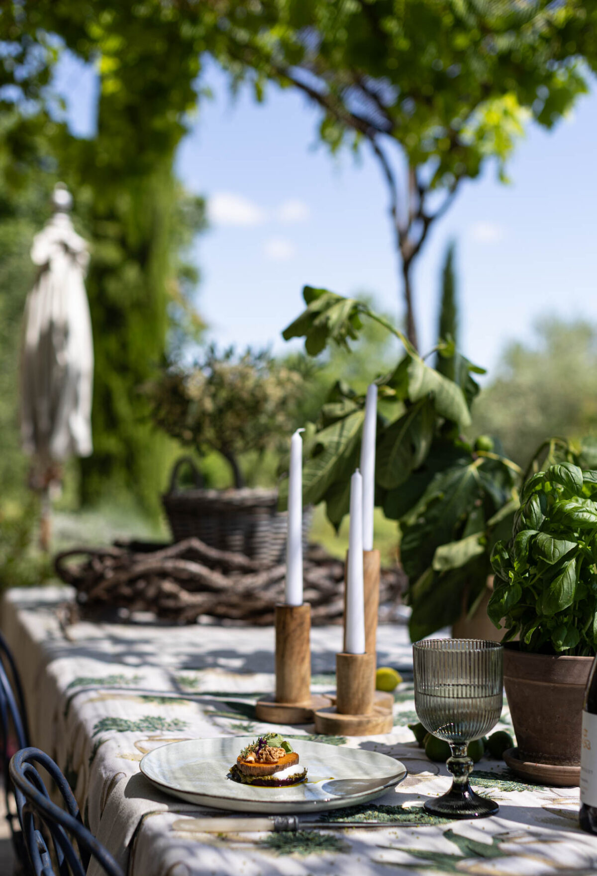 Frühlingshafte Tischdeko Dekoria Glas Holzkerzenständer Garten unscharf