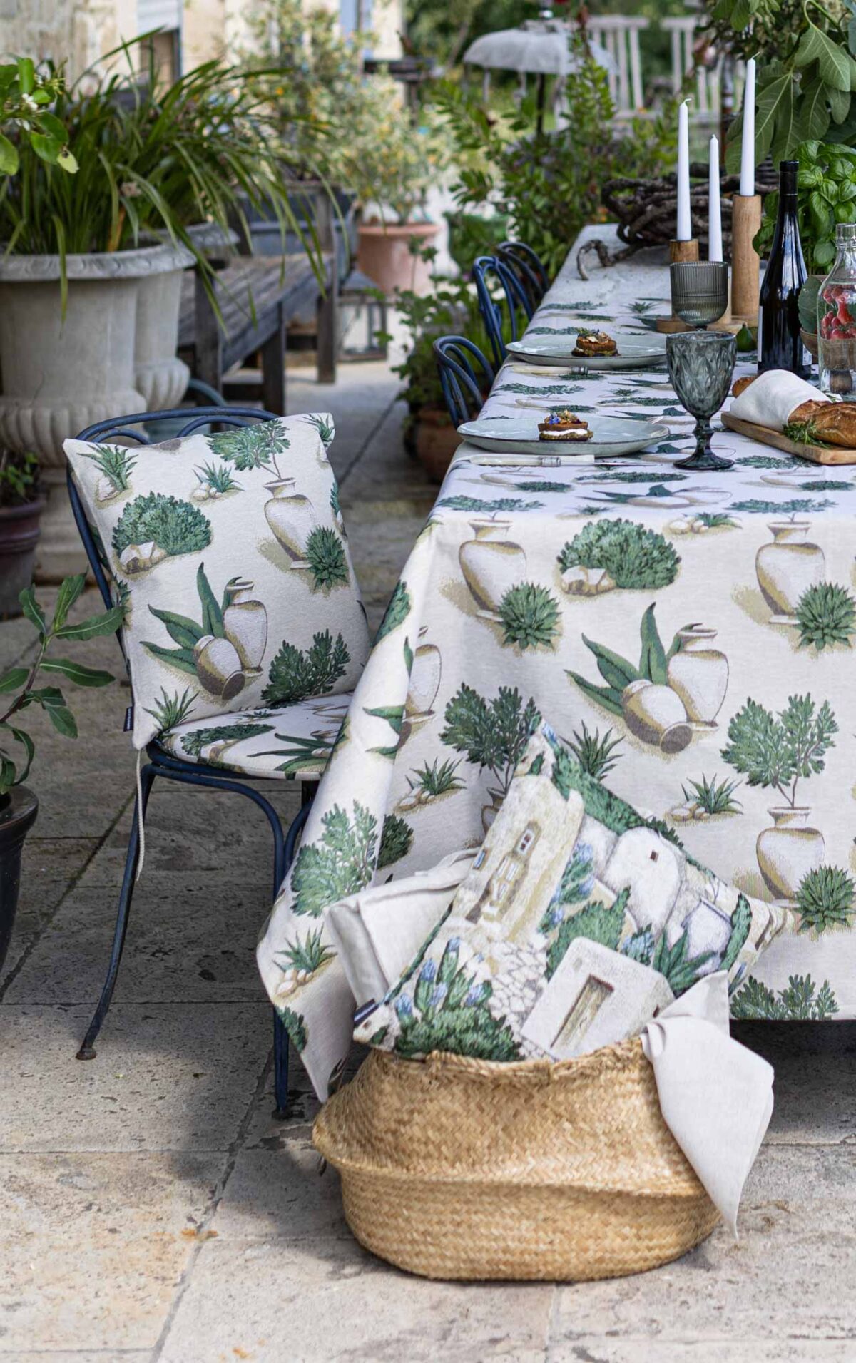 Frühlingshafte Tischdeko Dekoria Amphoren Stoff Stuhl Kissen Korb Haus Blumenkübel