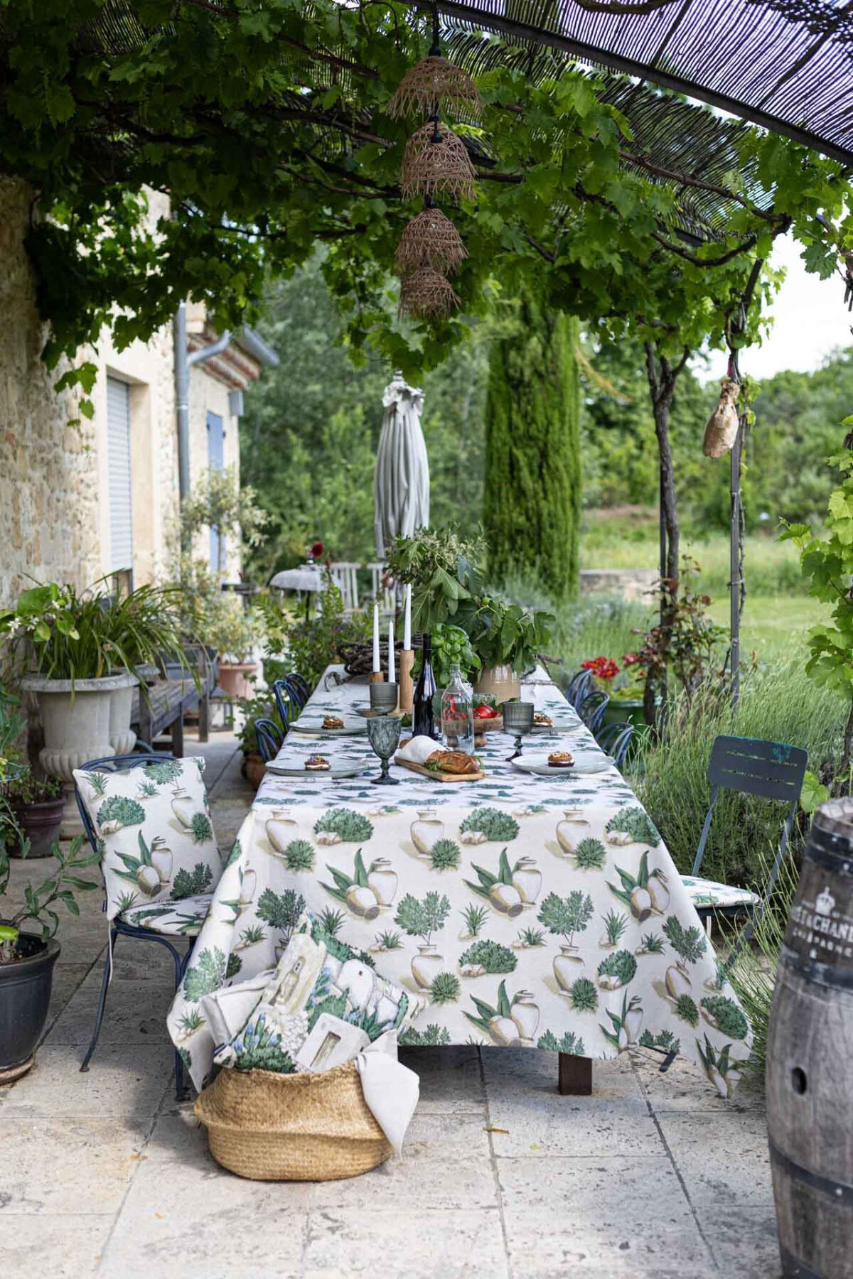 Frühlingshafte Tischdeko Dekoria gedeckter Tisch Pergola Weinreben Korb Garten