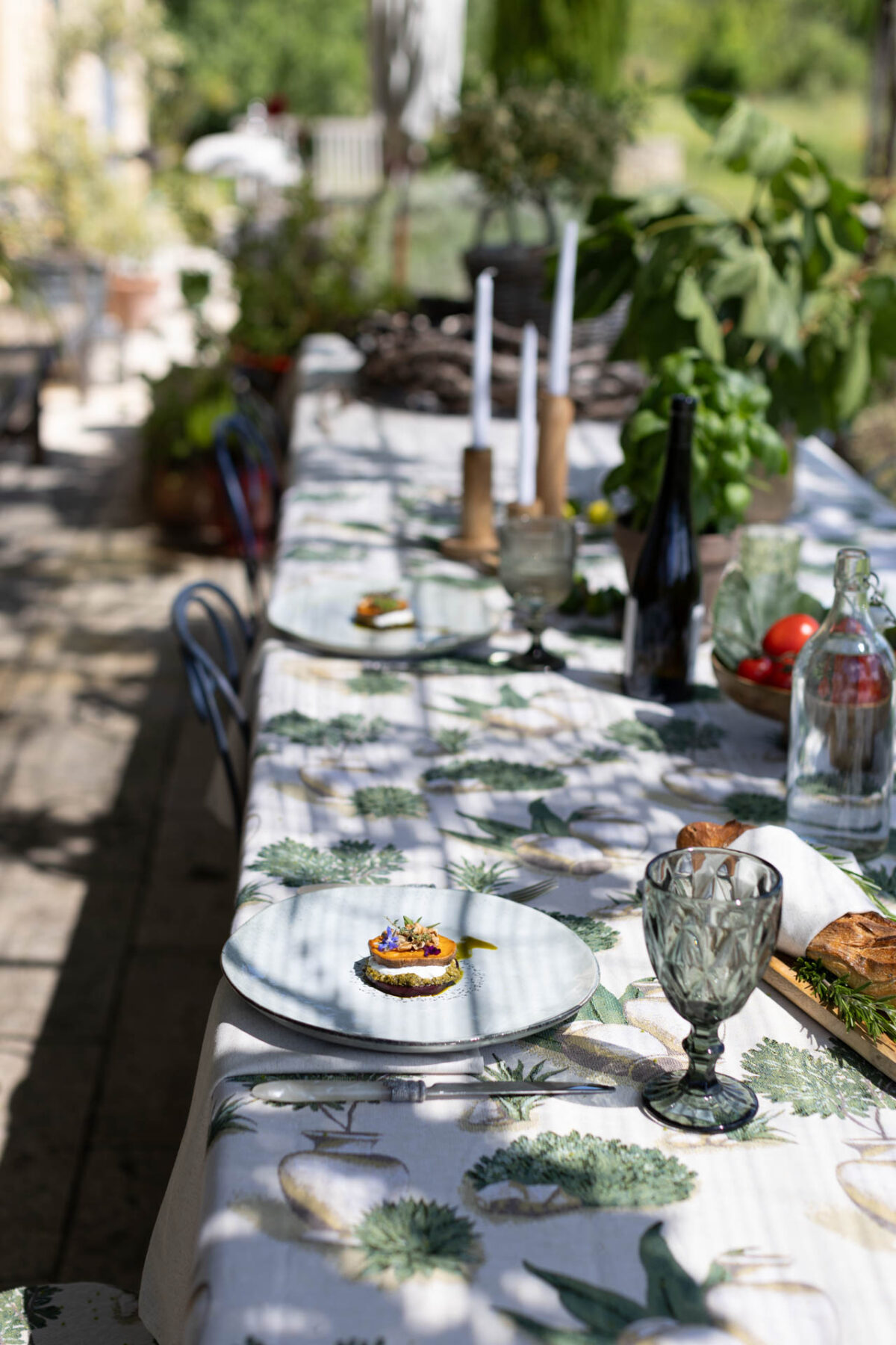 Frühlingshafte Tischdeko Dekoria Teller Süßkartoffel Kürbistürmchen Glas Baguette