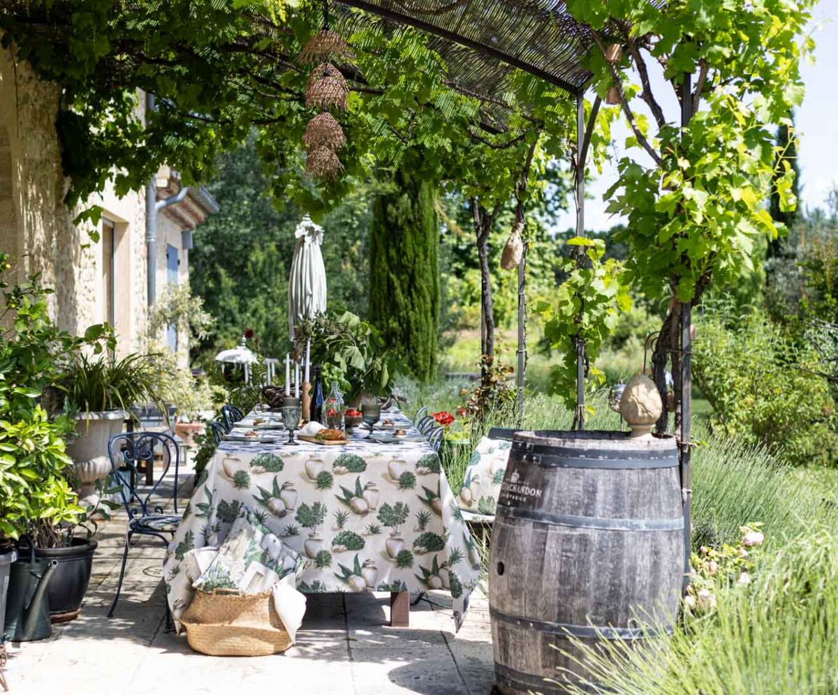 Frühlingshafte Tischdeko Dekoria Intenso Premium Tisch Pergola Garten