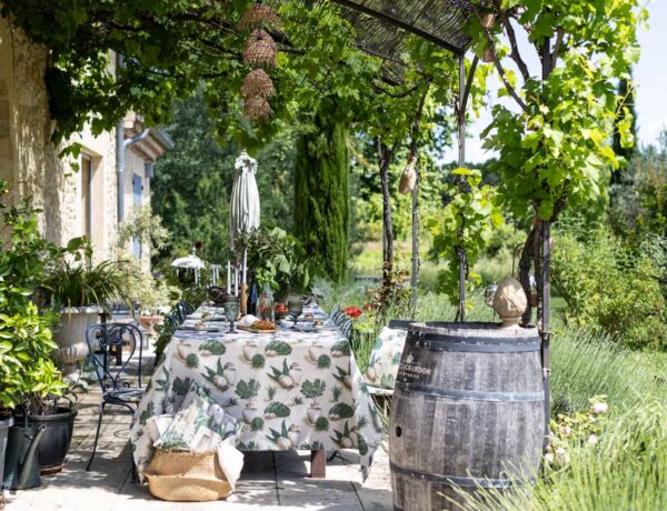 Frühlingshafte Tischdeko Dekoria Intenso Premium Tisch Pergola Garten