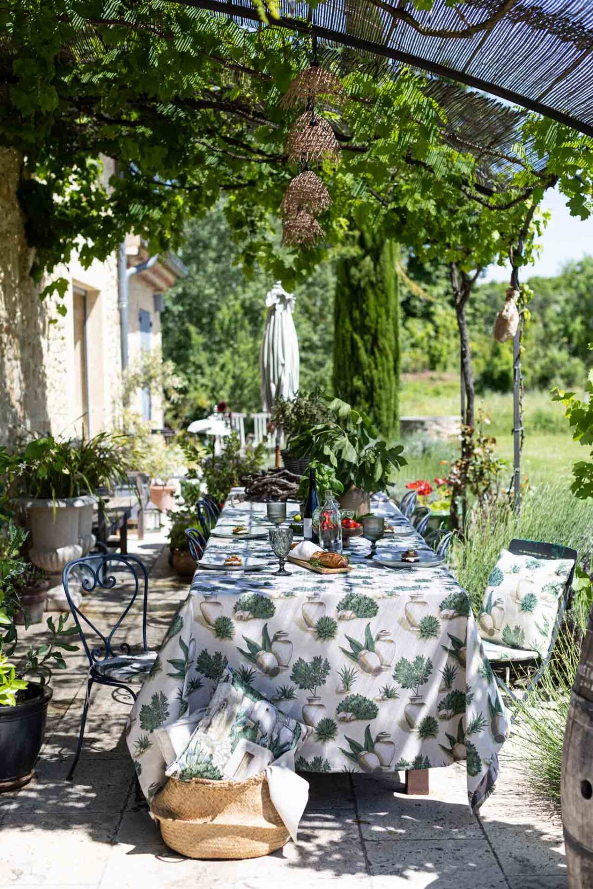 Frühlingshafte Tischdeko Dekoria Tisch Pergola Weinreben mediterranes Flair